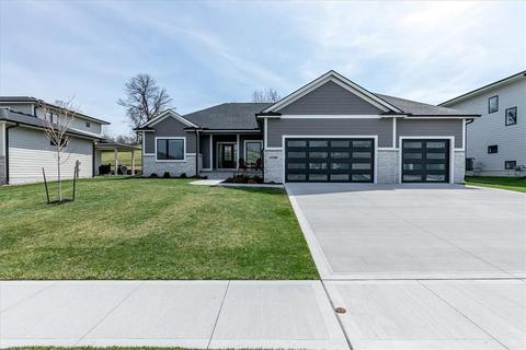 10308 Hidden Valley Dr, Johnston, IA 50131
