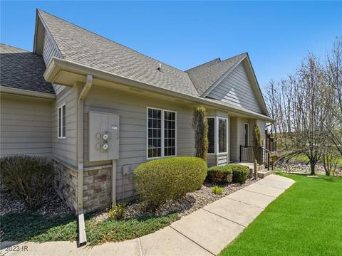 8840 Stonepointe Ln, Johnston, IA 50131