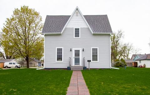 909 W 4th St, Pella, IA 50219