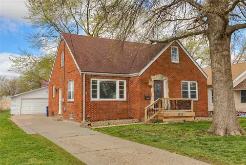 2910 50th St, Des Moines, IA 50310