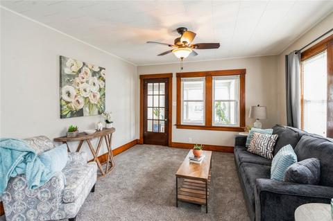 2206 E Walnut St, Des Moines, IA 50317