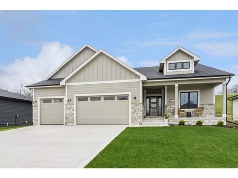 10224 Hidden Valley Dr, Johnston, IA 50131