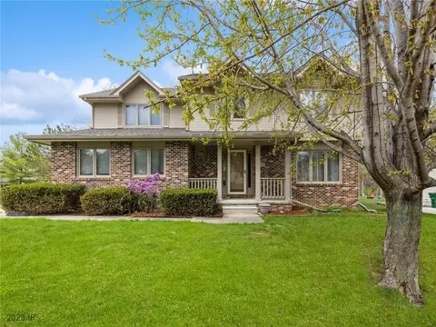 6151 Oakwood Dr, Urbandale, IA 50322