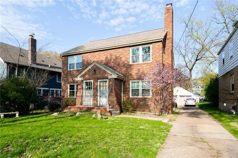 1123 38th St, Des Moines, IA 50311