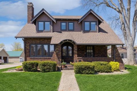 611 W 1st St, Pella, IA 50219