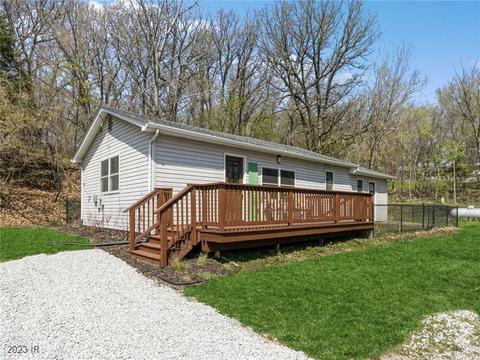 8229 Lakeshore Dr, Dexter, IA 50070