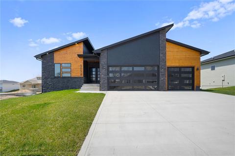 5012 152nd St, Urbandale, IA 50323