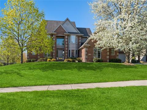 4952 Oak Hill Dr, West Des Moines, IA 50265