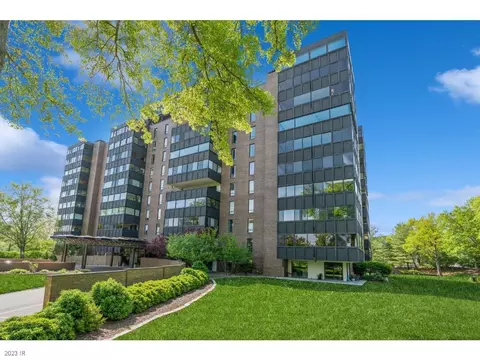 3131 Fleur Dr #208, Des Moines, IA 50321
