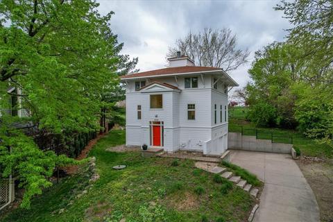 6300 Oakwood Hills Dr, Johnston, IA 50131