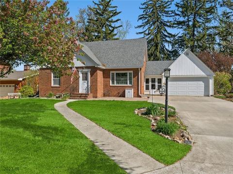 2 Larchwood Ct, Newton, IA 50208