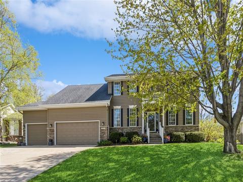 5514 Coachlight Dr, West Des Moines, IA 50266