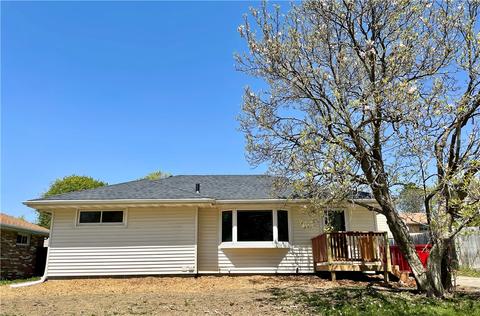 16 E Maxwelton Dr, Des Moines, IA 50315