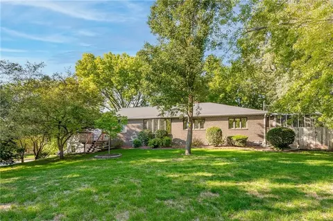 4534 E Oakwood Dr, Pleasant Hill, IA 50327