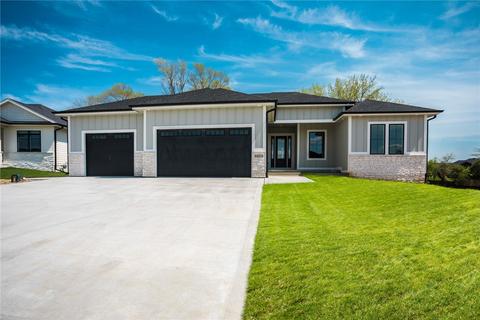 5015 152nd St, Urbandale, IA 50323