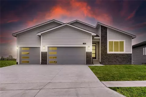 855 NW Sandy Hollow Cir, Waukee, IA 50263