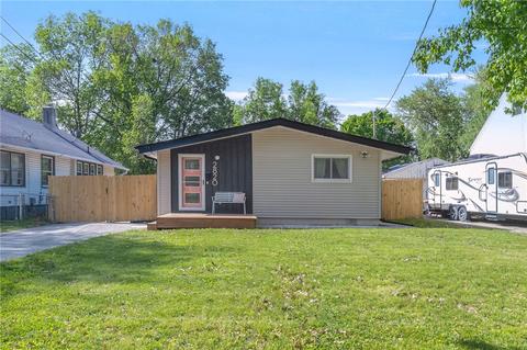 2820 Arnold Rd, Des Moines, IA 50310