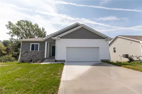 402 Ryan Cir, Mitchellville, IA 50169