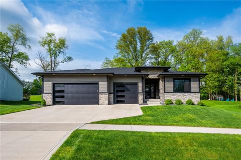 5760 Sunburst Dr, Pleasant Hill, IA 50327