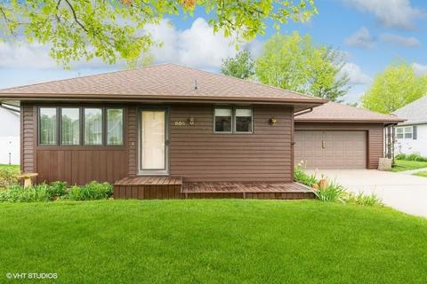 805 E Independence St, Pella, IA 50219