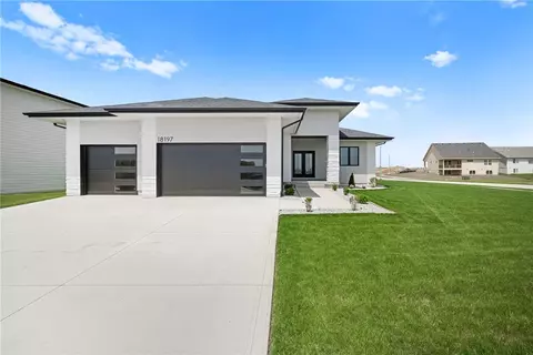 18197 Tanglewood Dr, Clive, IA 50325