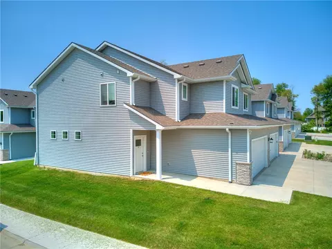 255 Amberwood Dr, Pleasant Hill, IA 50327