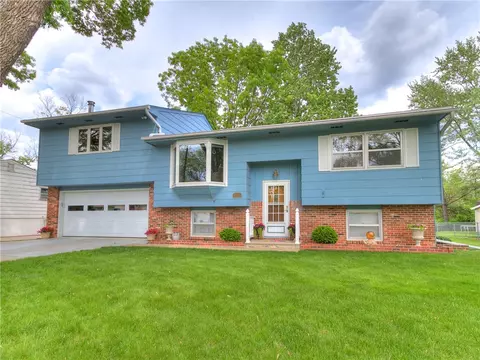 1018 Norwood Dr, Norwalk, IA 50211
