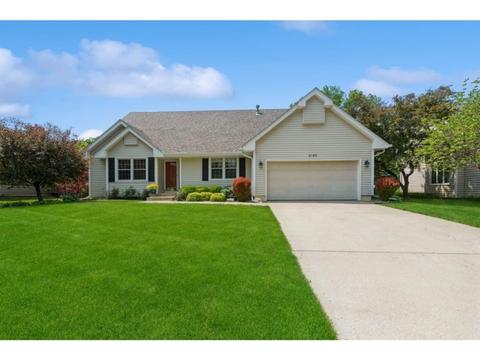 6140 Nottingham Dr, Johnston, IA 50131