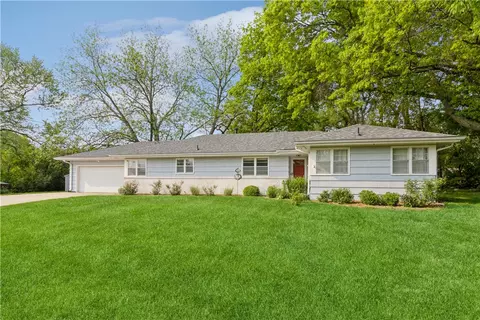 8924 Buena Vista Ct, Urbandale, IA 50322