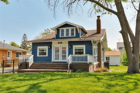 935 35th St, Des Moines, IA 50312