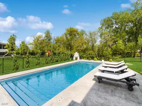 16239 Sunflower Cir, Urbandale, IA 50323
