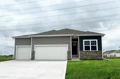 14408 Ironwood Ct, Urbandale, IA 50323