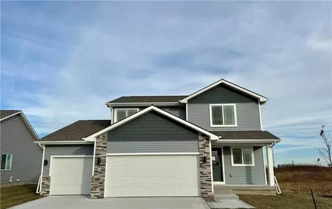 715 NE Doe Pointe Dr, Ankeny, IA 50021