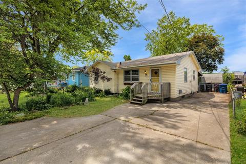 2120 E 38th Ct, Des Moines, IA 50317