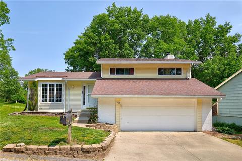 725 Heatherwood Dr, West Des Moines, IA 50265