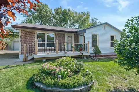 3813 80th St, Urbandale, IA 50322