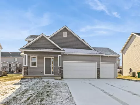 1912 Dogwood Ln, Winterset, IA 50273
