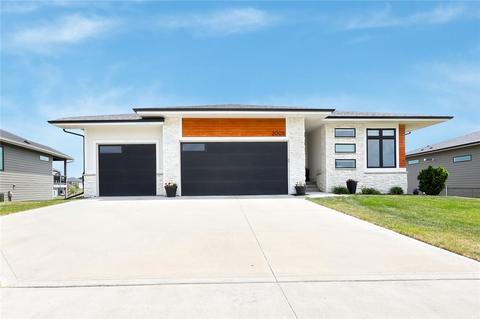 2005 NE Breezy Pt, Grimes, IA 50111