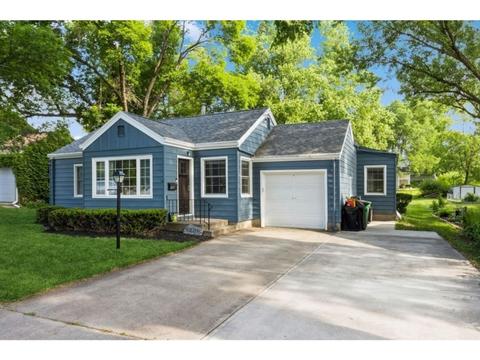 705 Ashworth Rd, West Des Moines, IA 50265