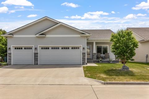5669 Prairie Grass Dr, Johnston, IA 50131