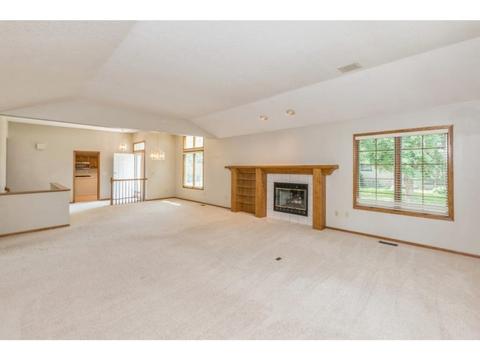6068 Terrace Dr, Johnston, IA 50131