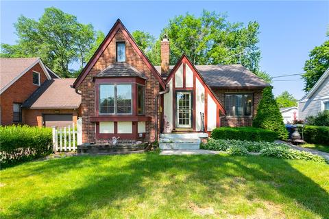 2812 43rd St, Des Moines, IA 50310