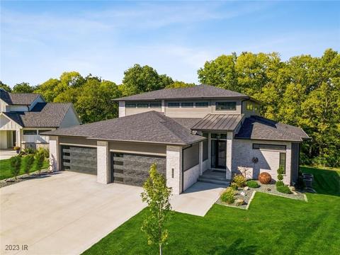10425 Hidden Valley Dr, Johnston, IA 50131