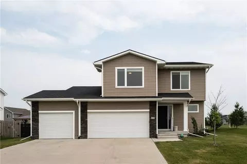 950 Cedar St, Waukee, IA 50263