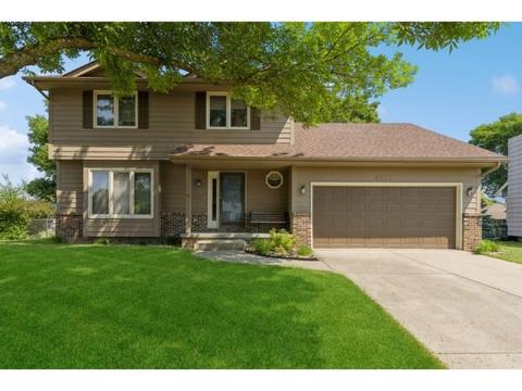 8221 Sutton Dr, Urbandale, IA 50322