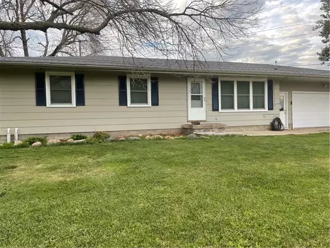33069 Finestead Dr, Granger, IA 50109
