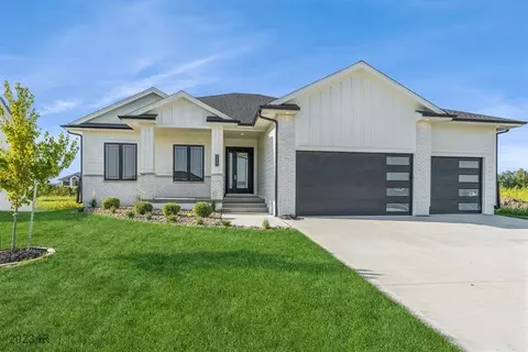 17943 Hammontree Cir, Clive, IA 50325