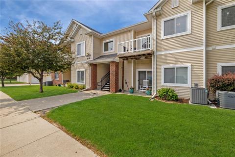 10325 Essex Dr #11, Johnston, IA 50131