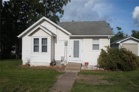 304 S 4th St, Indianola, IA 50125