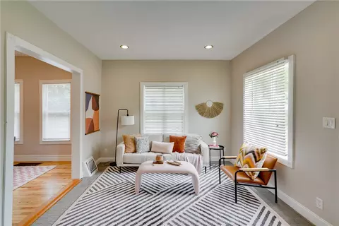 122 E Porter Ave, Des Moines, IA 50315